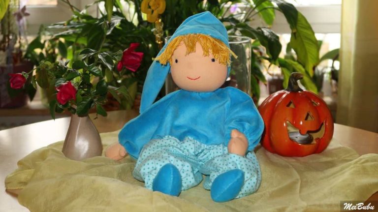 Blaue Schmusepuppe nach Waldorfart