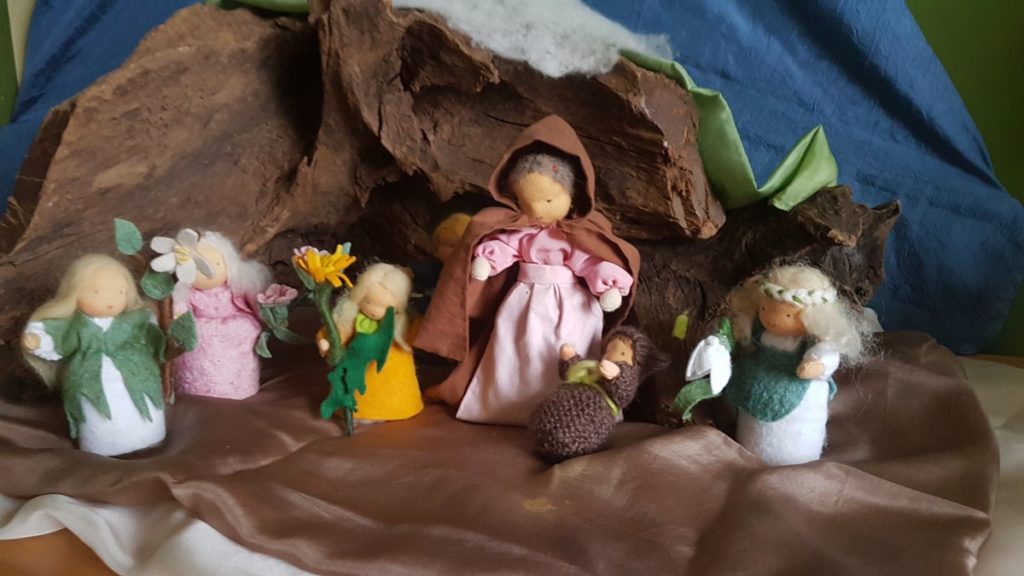 Jahreszeitentisch Mutter Erde mit Blumenkinder