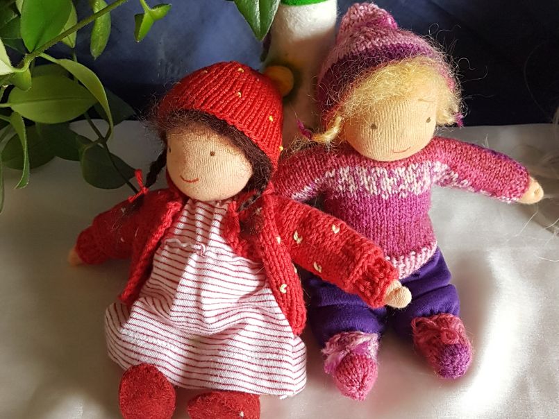 Standfeste Biegepüppchen, Mädchen in rot und rosa gehalten, aus Puppendraht für das Spielen im Puppenhaus