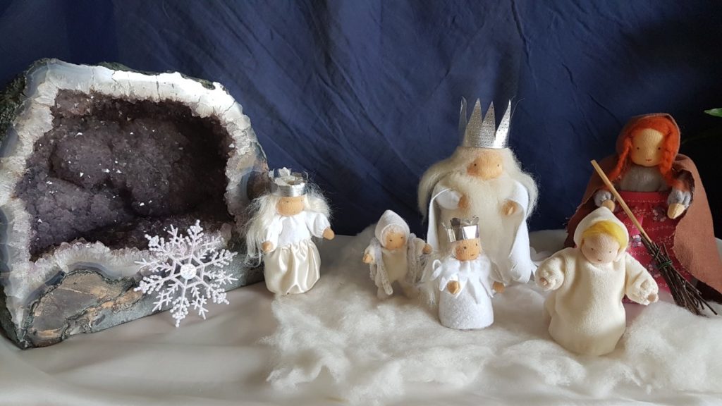 Jahreszeitentisch Winter mit Schneekönig und Mütterchen Frost