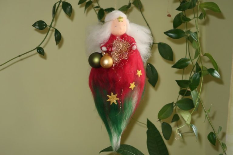 Weihnachtselfe mit Christbaumkugeln aus Schafwolle